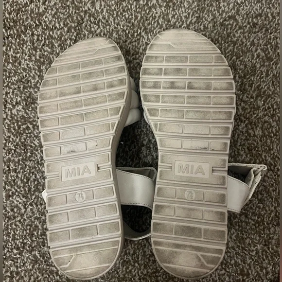 MIA Cream Platform Sandals - Picture 4 of 4